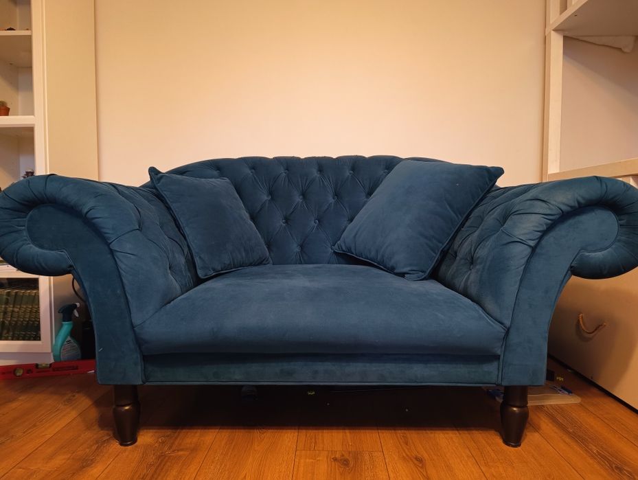 Piękna Sofa z podnóżkiem