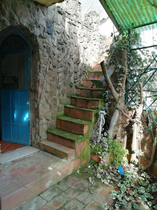 2 quartos rústicos, com uso de WC, sala e cozinha. Máximo 4 pessoas.