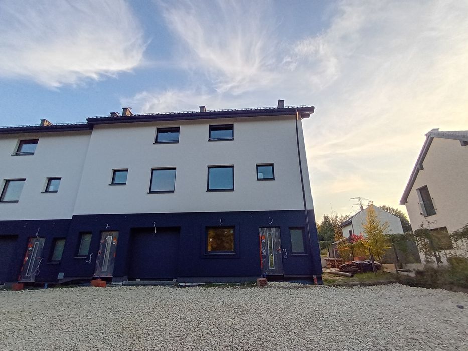 Szeregowka boczna  w stanie deweloperski z dużym ogródkiem,  90m, na Klimontowskiej.