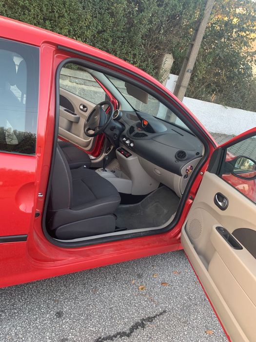 Renault twingo vermelho