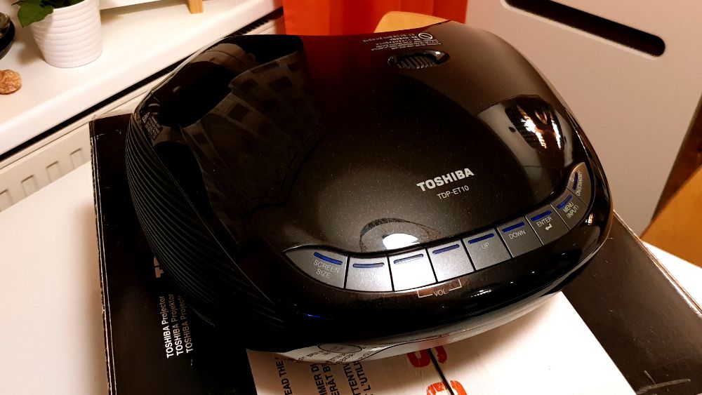 Projektor Toshiba TDP-ET 10, dźwięk 5.1, oryginalna lampa