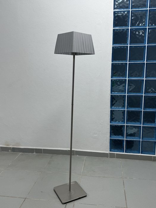 Dois candeeiros cinza