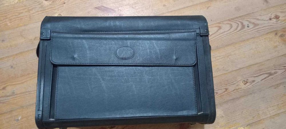 Чемодан для документов или денег