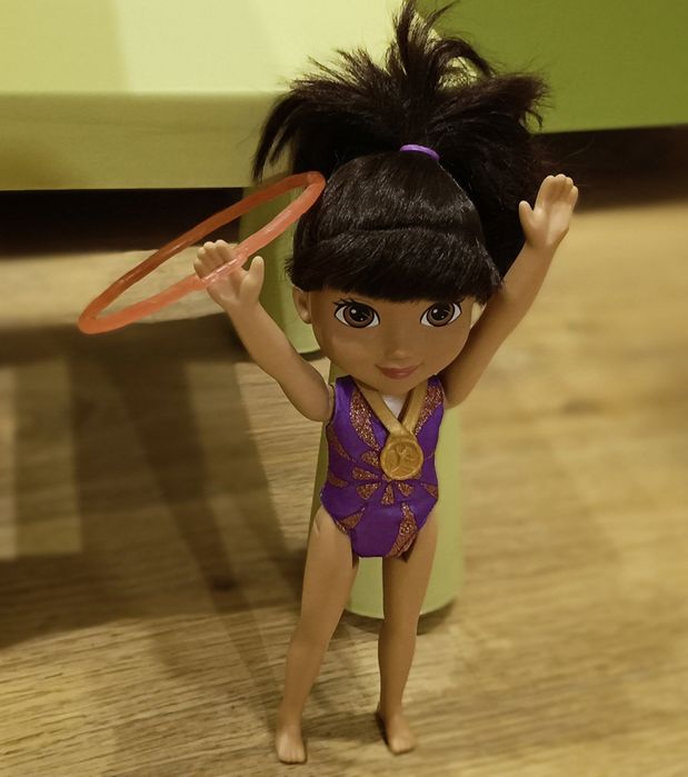 Gimnastyczka Dora mówiąca w języku polskim i angielskim