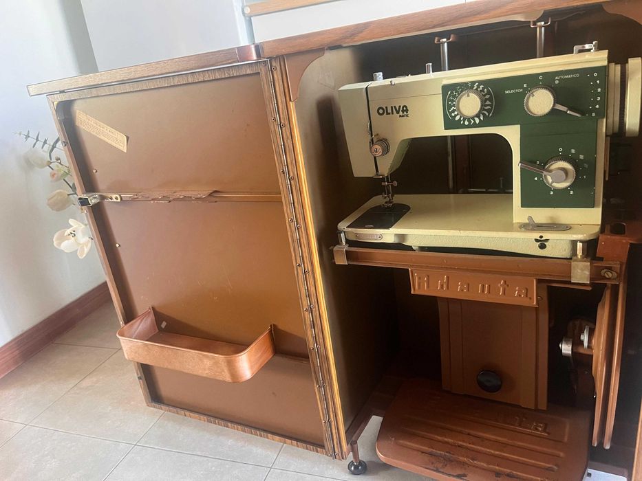 Máquina de costura antiga Oliva Matic CL500
