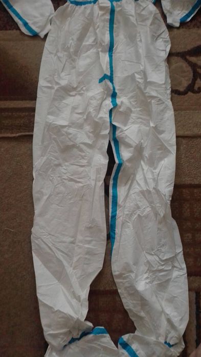 Медицинский одноразовый комбинезон