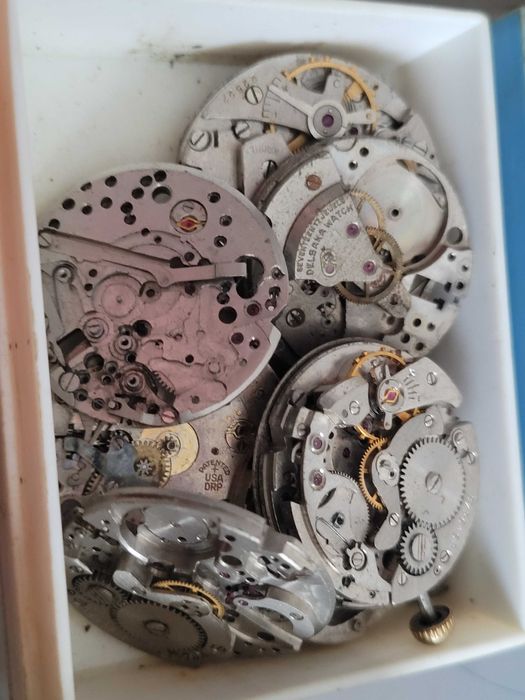 Skrzynka nr 7: Zbiór części do zegarków kieszonkowych i mechanicznych
