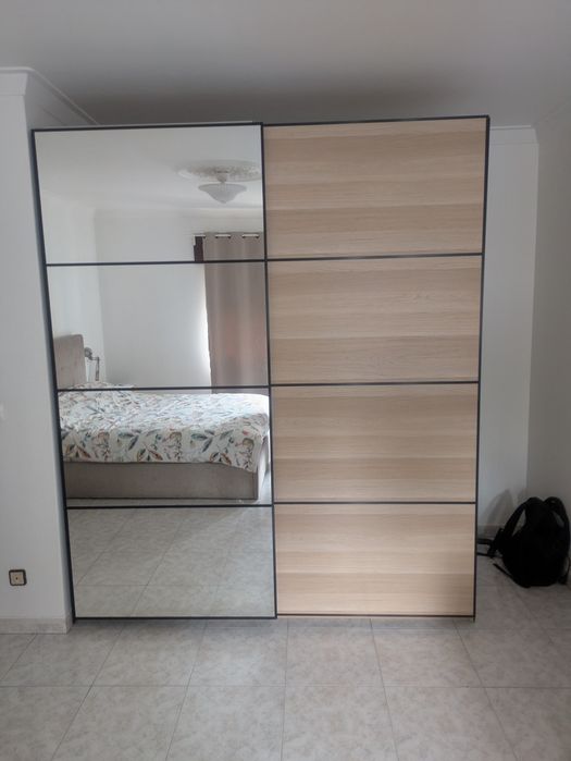 Roupeiro Ikea com porta em espelho