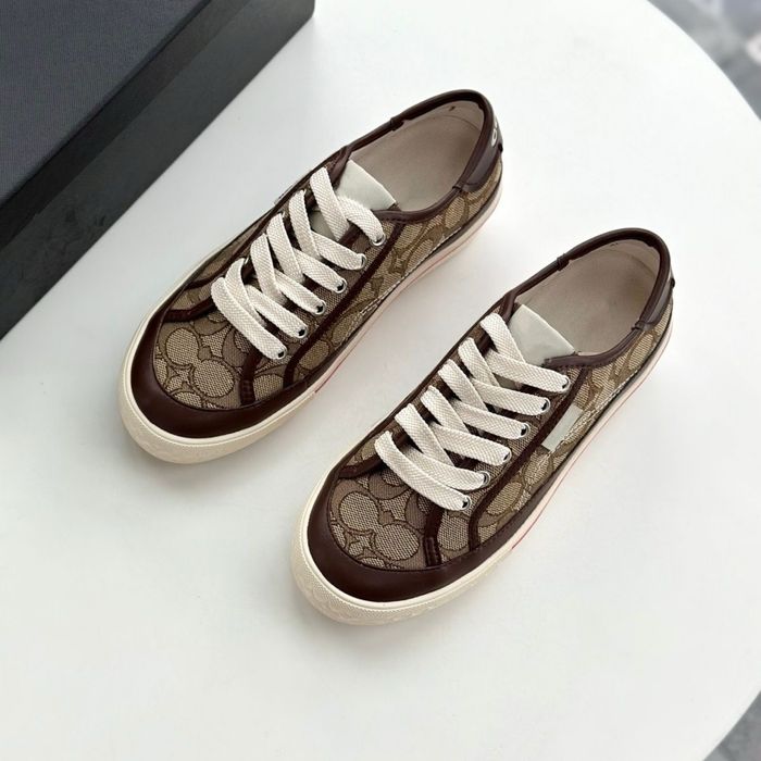 В наявності кеди стиль Coach