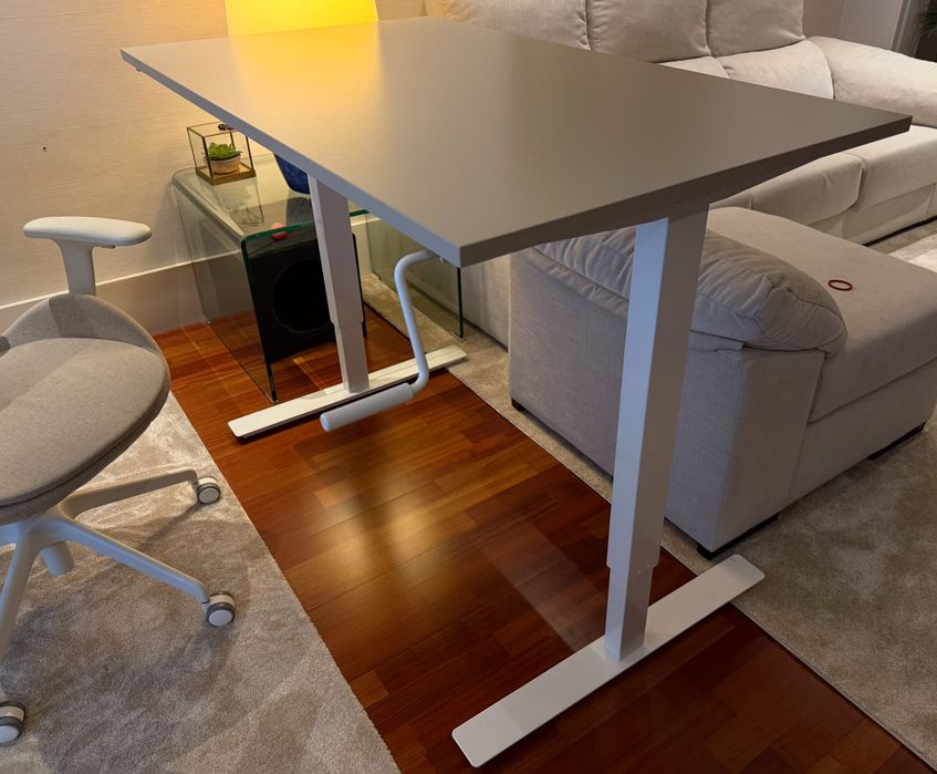 TROTTEN
Secretária IKEA TROTTEN sentado/em pé, bege/branco, 120x70 cm