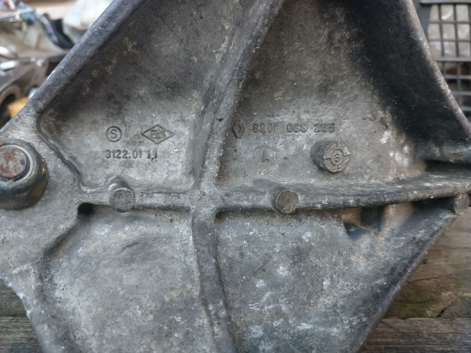 Кронштейн крепления подушки КПП Renault kangoo 1.9.