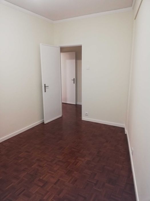 Ajuda T2 remodelado, prédio com elevador