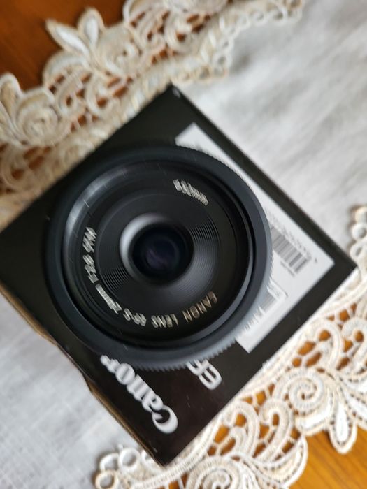 Objetiva Canon EF-S 24mm f/2.8 STM