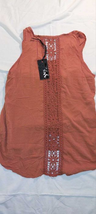 Коричнева блуза.