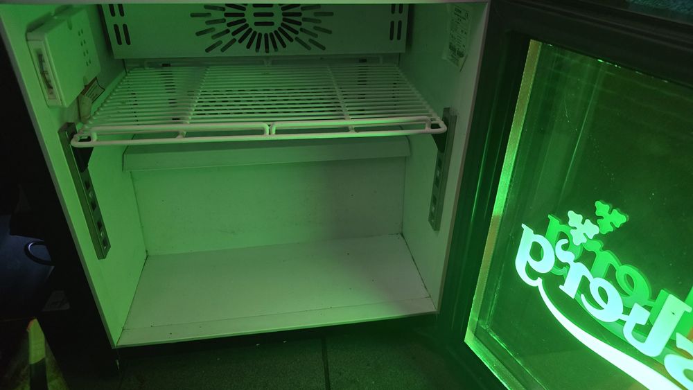 Frigorífico pequeno com luz