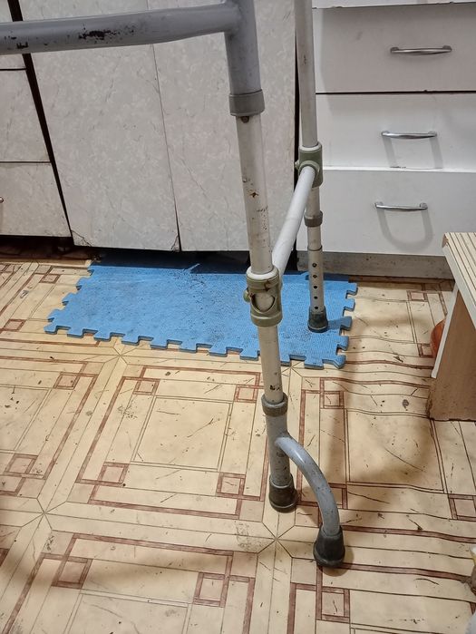 Ходунки для літніх або з інвалідністю людей