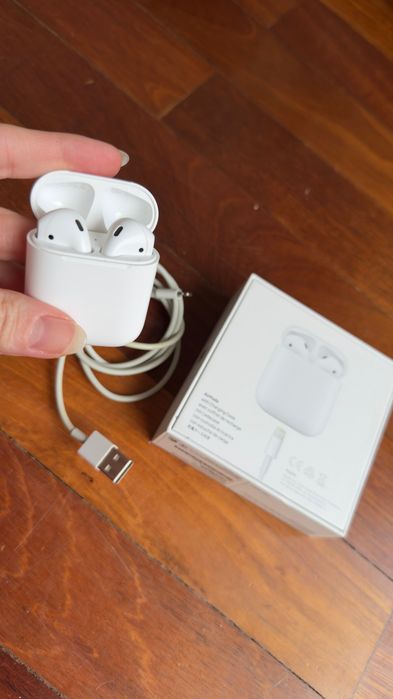 AirPods com charging case APPLE