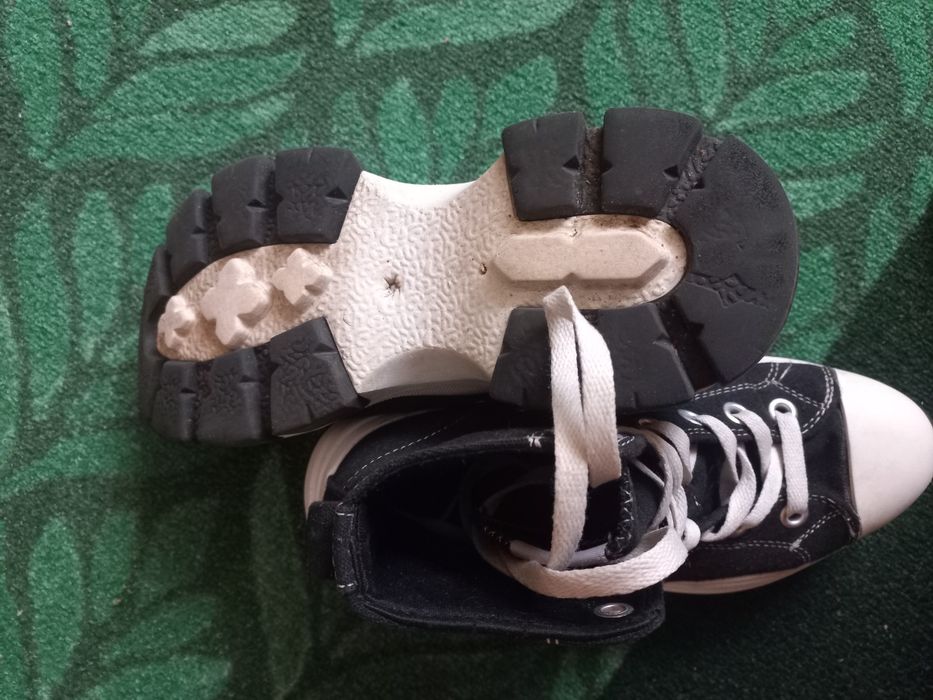 Buty trampki sportowe na podwyższeniu.