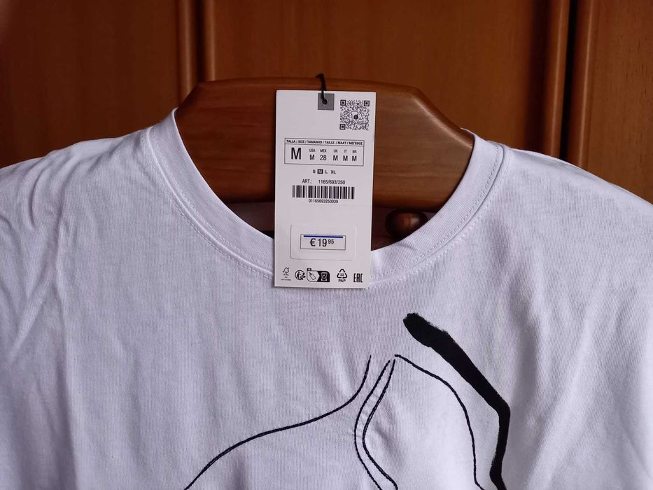 (NOVO C/ ETIQUETA, PORTES GRÁTIS) T-Shirt com Bordado de Rapariga (M)