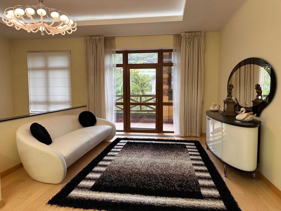 Містечко біля лісу, 45 соток, будинок 600 м2, Стоянка