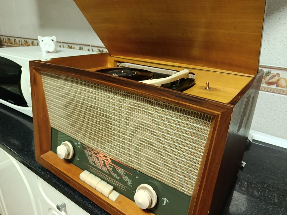 Rádio e gira discos antigo a funcionar