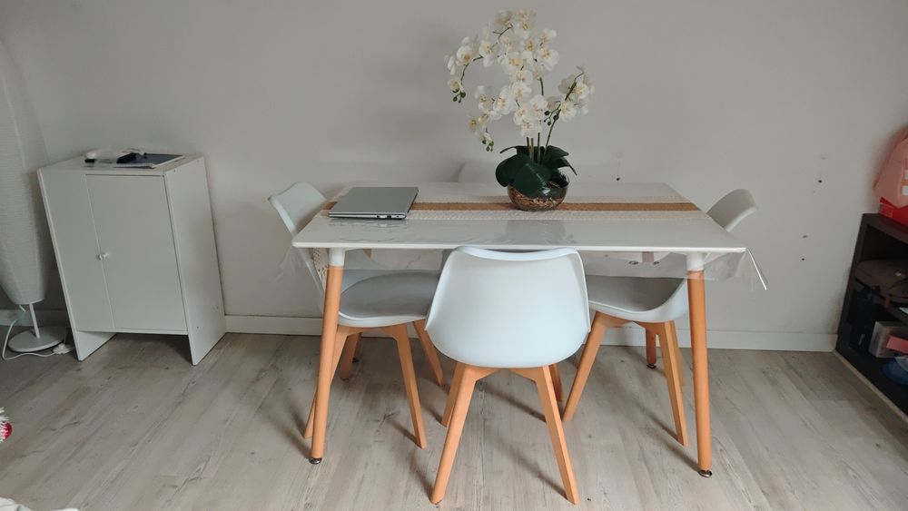 Mesa de jantar com quatro cadeiras tudo novo