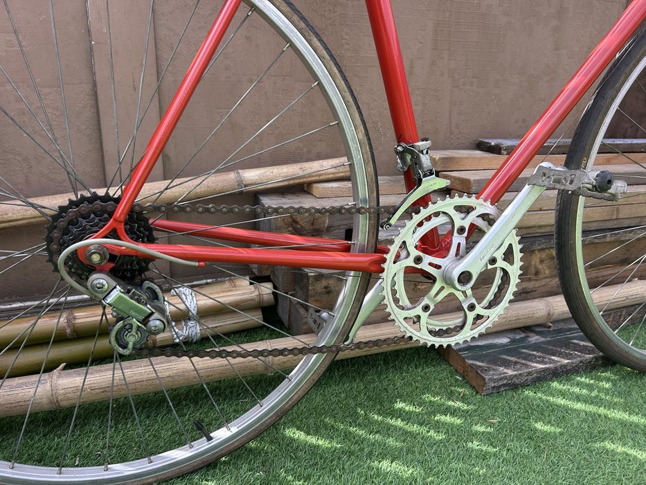 Bicicleta antiga de estrata