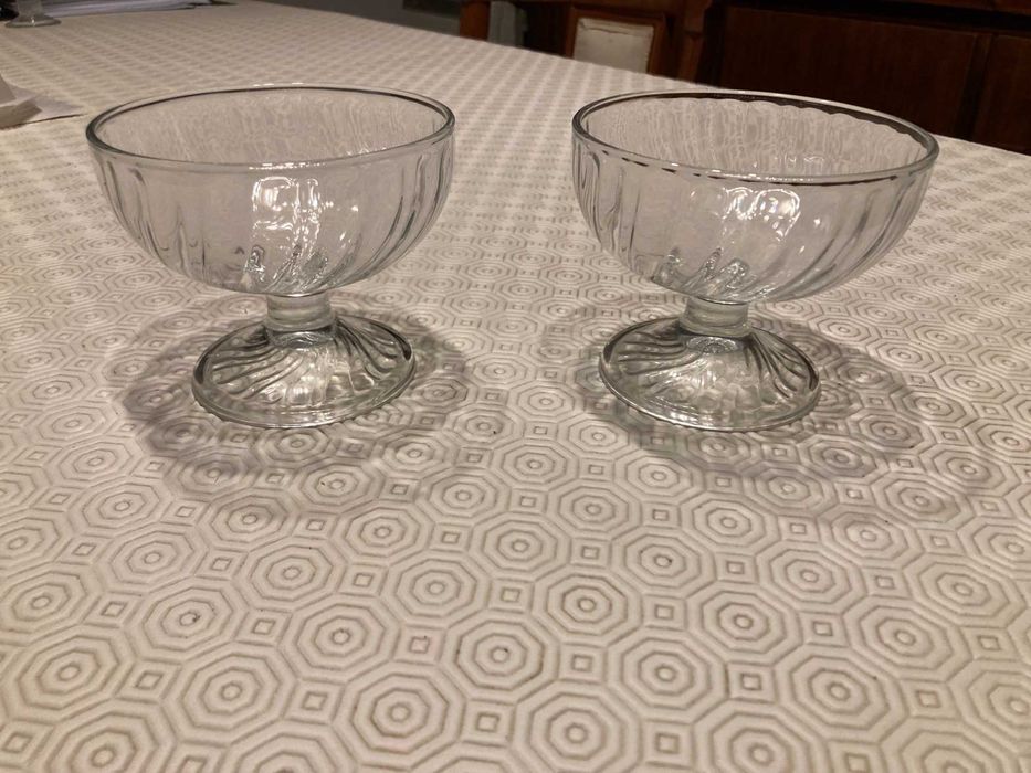 Chávenas / Jarro Vista Alegre e taças sobremesa/ prato marcado azul