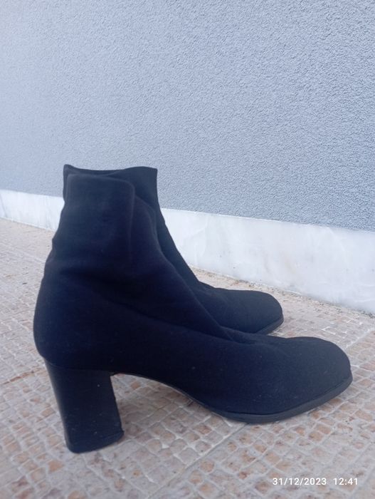 Botins pretos de tecido