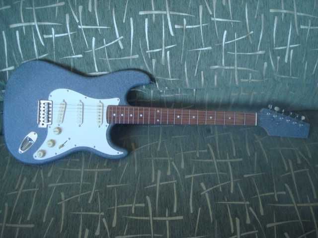 Продам электрогитару Stratocaster с комбиком