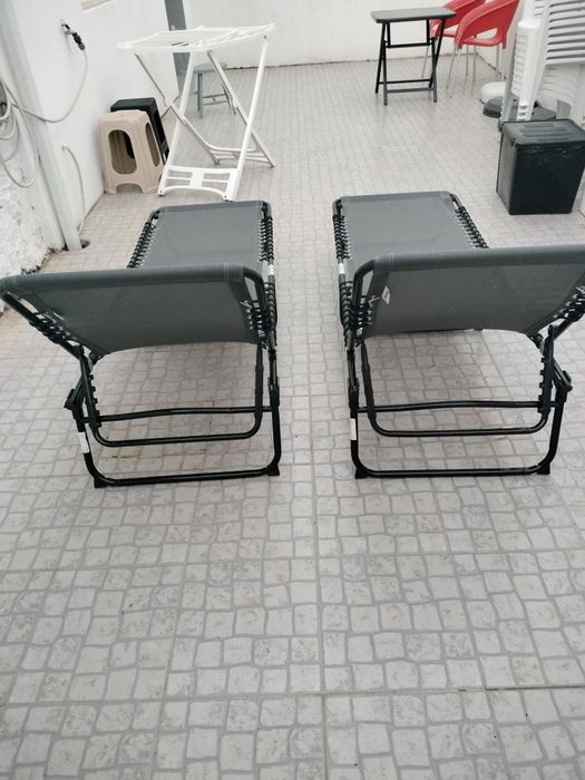 Conjunto de duas espreguiçadeiras como novas