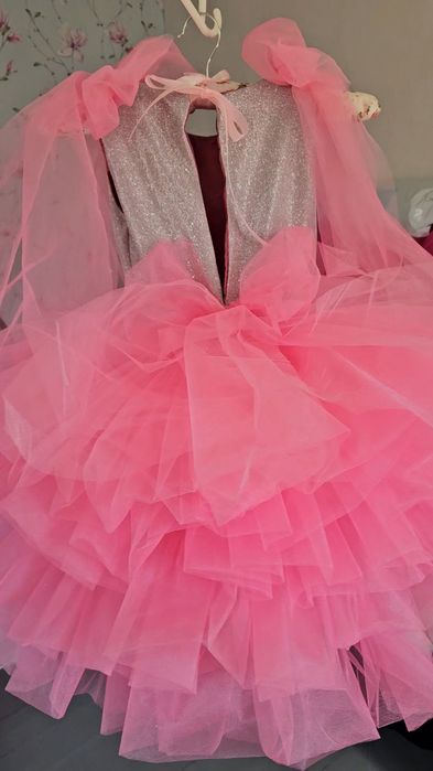 Платье розовое с банками на девочку 5-6 лет пышное нарядное блестящее