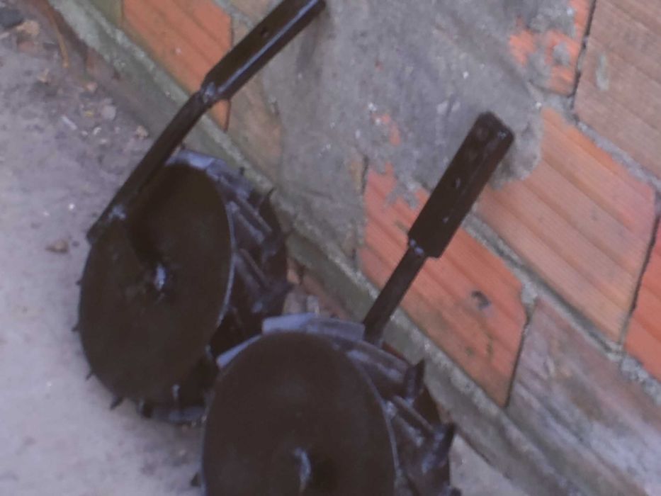 par de rodas em ferro com traçao e rotativas