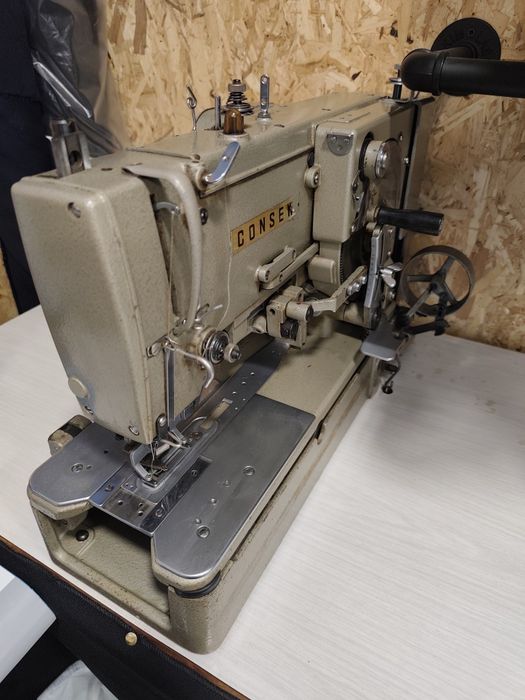Máquina de casear e máquina de pregar botões