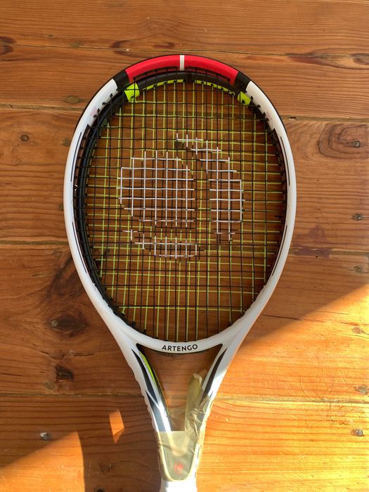 2 ARTENGO Raquetes de Ténis Adulto + 4 WILSON Bola de Ténis