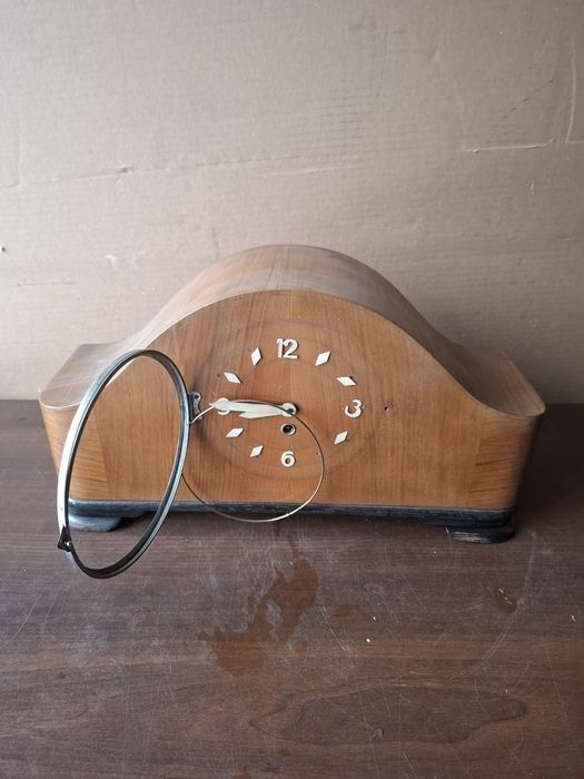 Stary zegar z czasów PRL-u