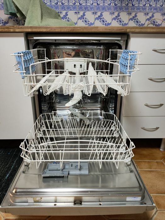Máquina de Lavar Loiça Indesit IDL 750 S – Bom Estado