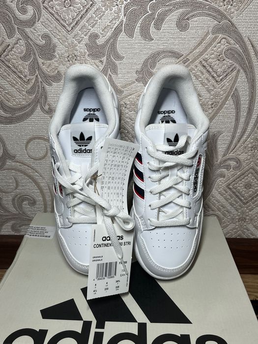 кросівки жіночі adidas