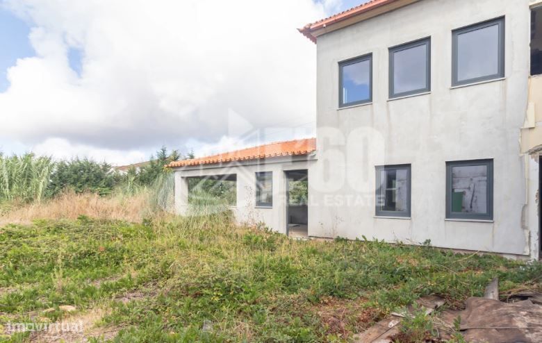 Moradia T9 com Amplo Terreno em Avanca