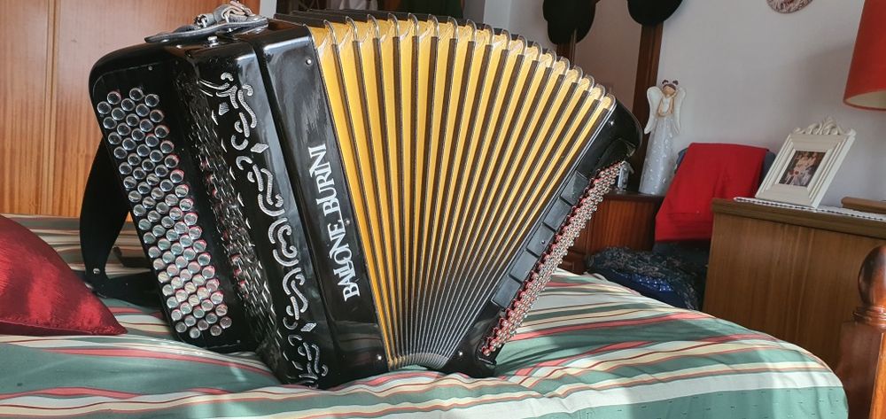 Acordeon Ballone Burini, quarta voz, 120 baixos, 7 registos direita e 5 esq.,som admirável, estado irrepreensivel.