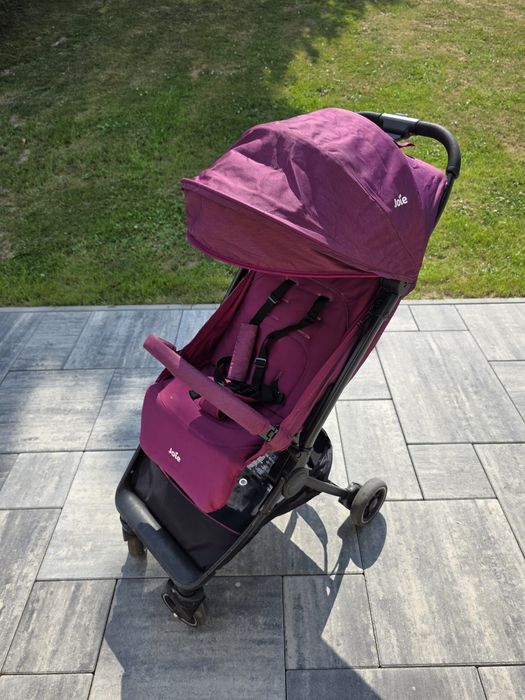 Wózek spacerowy Joie Pact w kolorze fioletowym. Ultra lekki tylko 6kg skladany jedna reka.