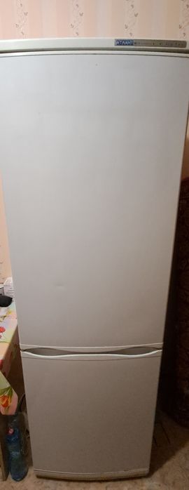 Продам 2 камерный холодильник Атлант .