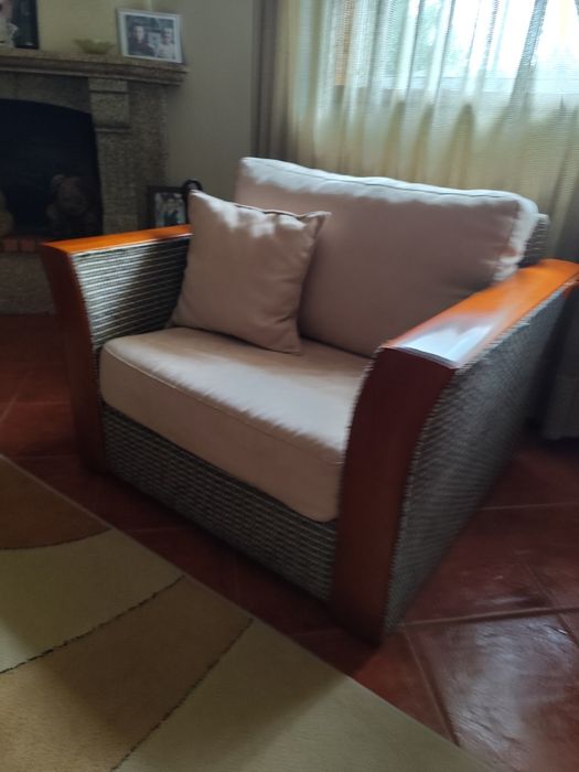 Três sofás e uma secretaria