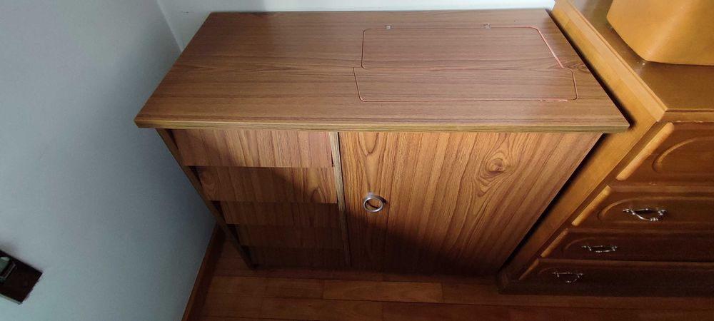 Máquina de costura Alfa incorporada em movel