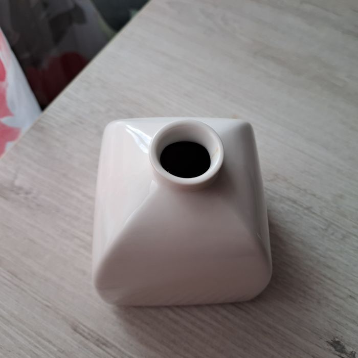 Biały porcelanowy wazonik KPM  Royal,rzadkie znalezisko.