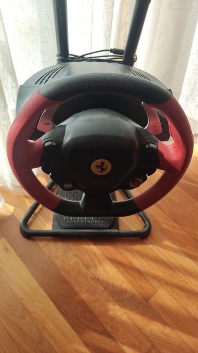 Volante Thrustmaster Ferrari 458 Spider Xbox com suporte