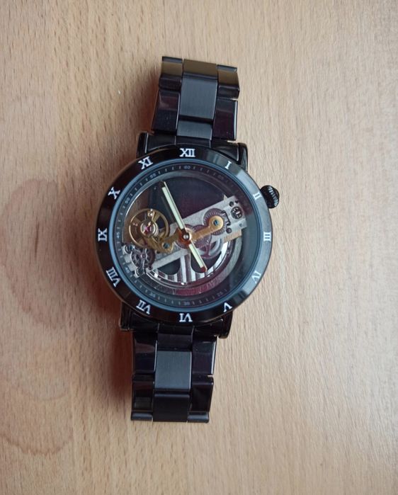 Nowy zegarek z mechanizmem automatycznym.