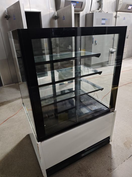 Witryna chłodnicza cukiernicza Cebea Bochnia Ellada