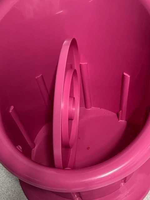 Cadeirão Rosa com compartimento arrumos quarto infantil