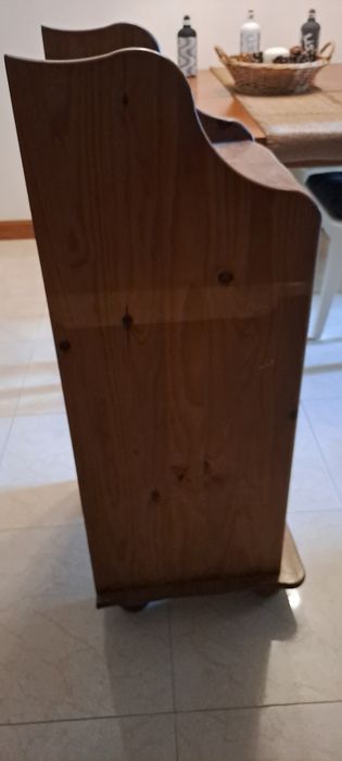 Móvel de madeira sem gavetas.